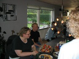 Moster Dorte, Onkel Erik og mormor er ogs klar til alle godterne.